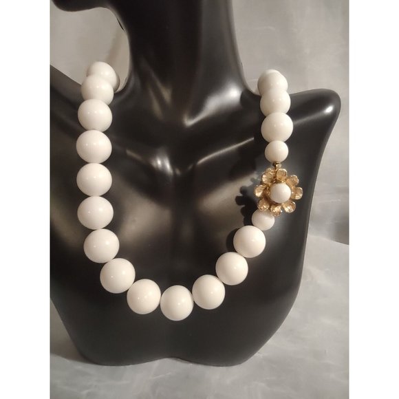 Vintage Necklace Single Strand Large White Beads Decorative Box Clasp 22 3/4" - Picture 1 of 4